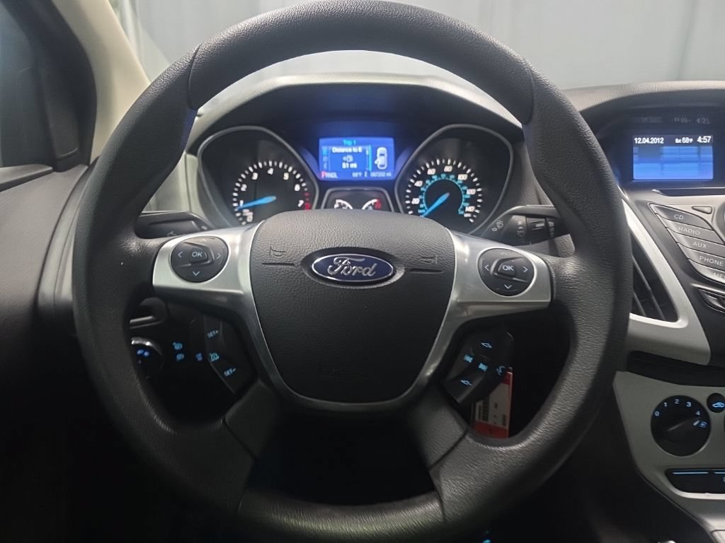 Used 2013 Ford Focus SE w/ SE Winter Pkg FWD image 6