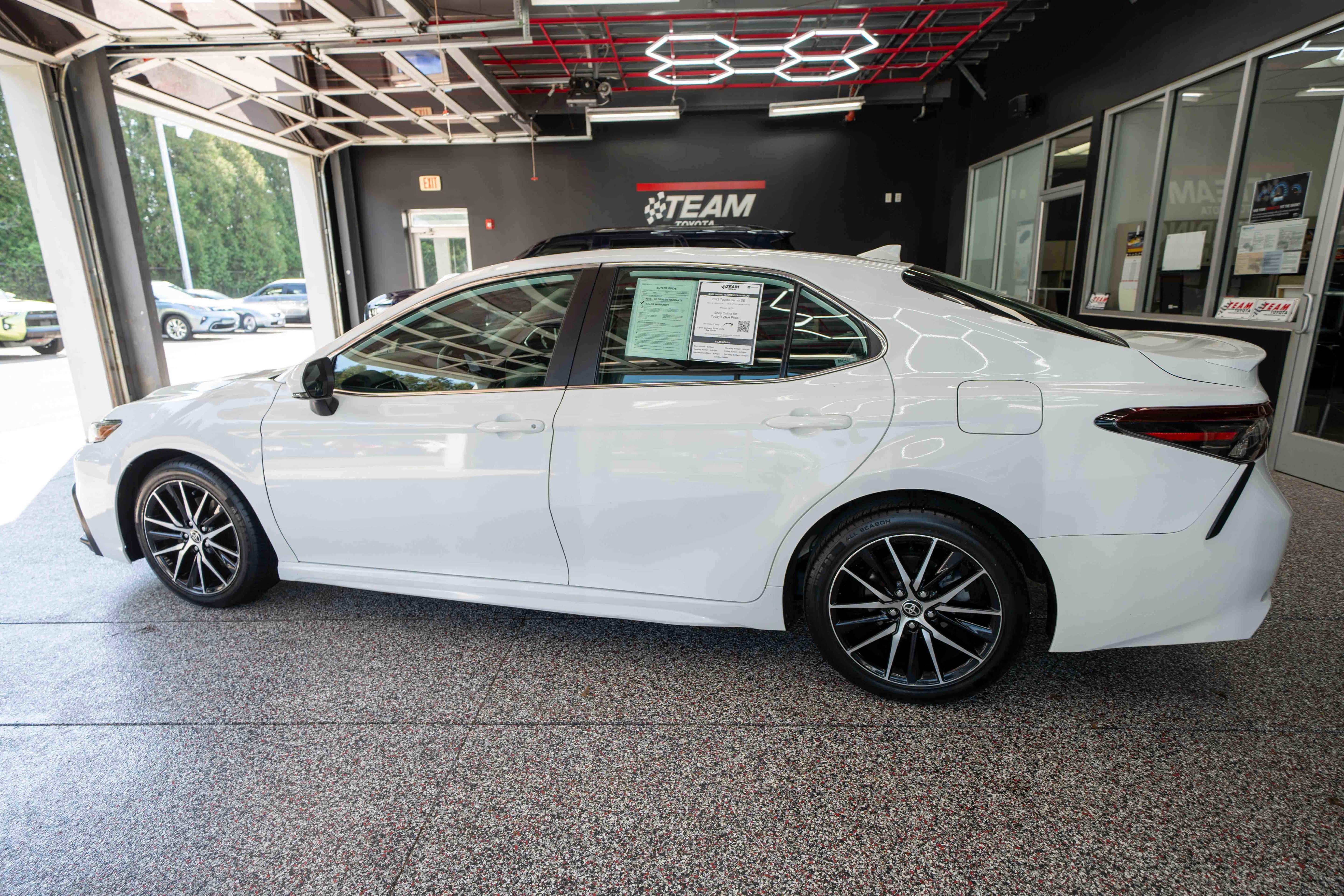 Used 2022 Toyota Camry SE FWD image 2