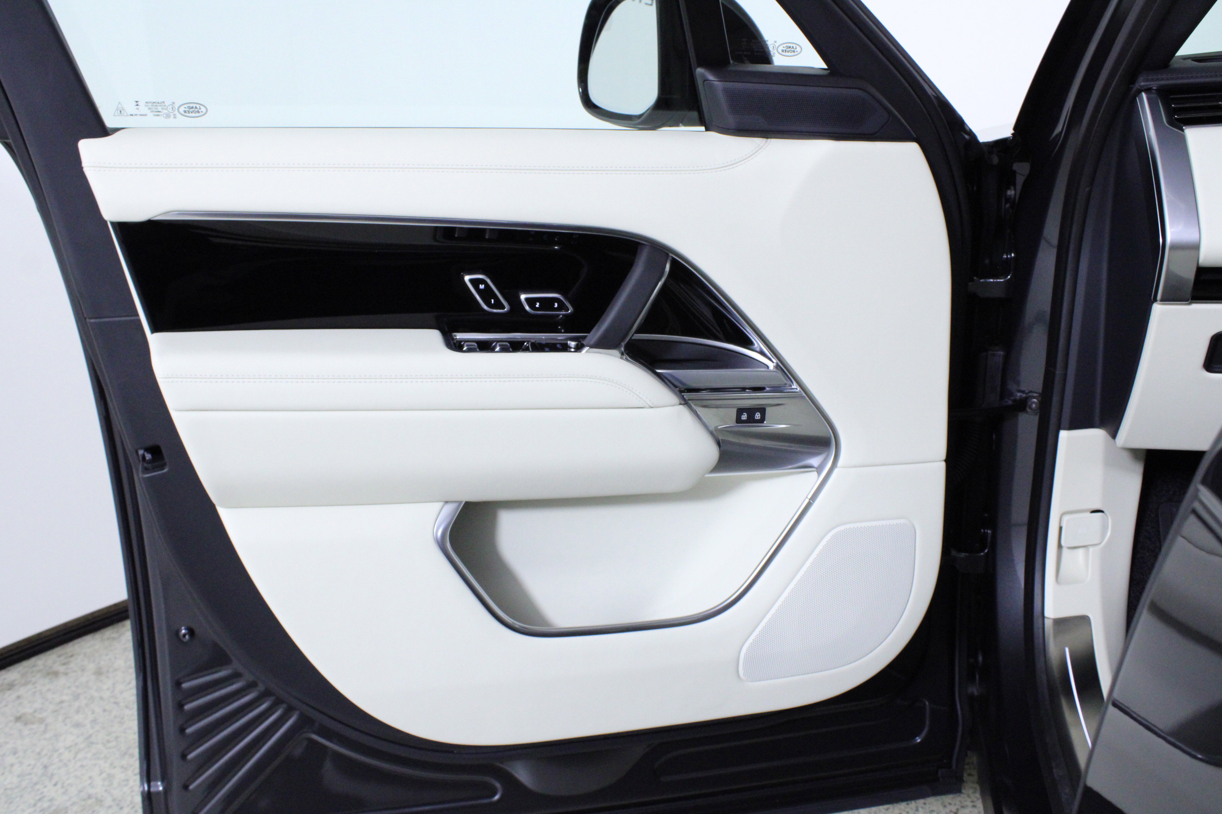 New 2026 Land Rover Range Rover SE image 15