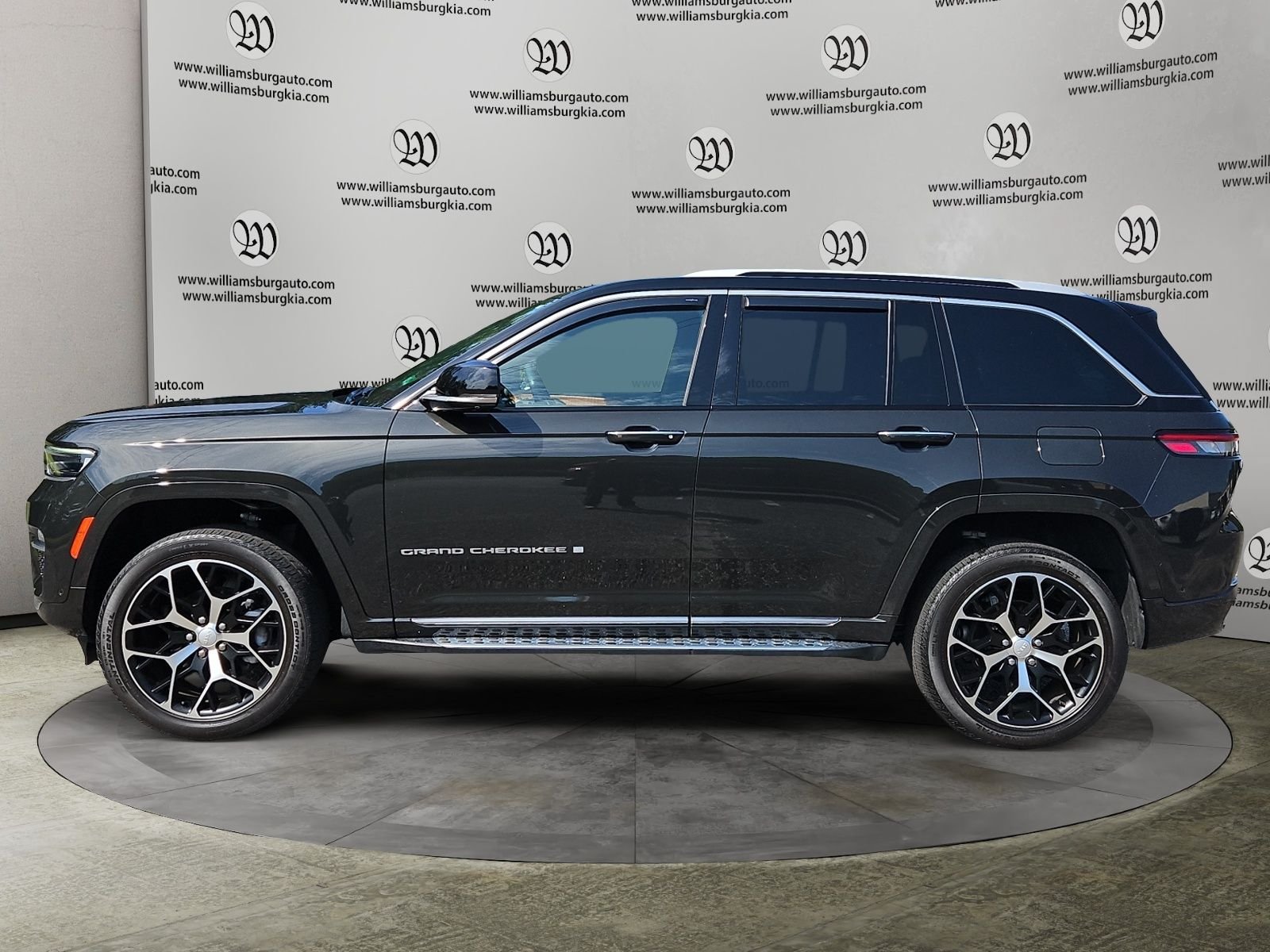 Used 2023 Jeep Grand Cherokee Summit AWD/4WD image 2