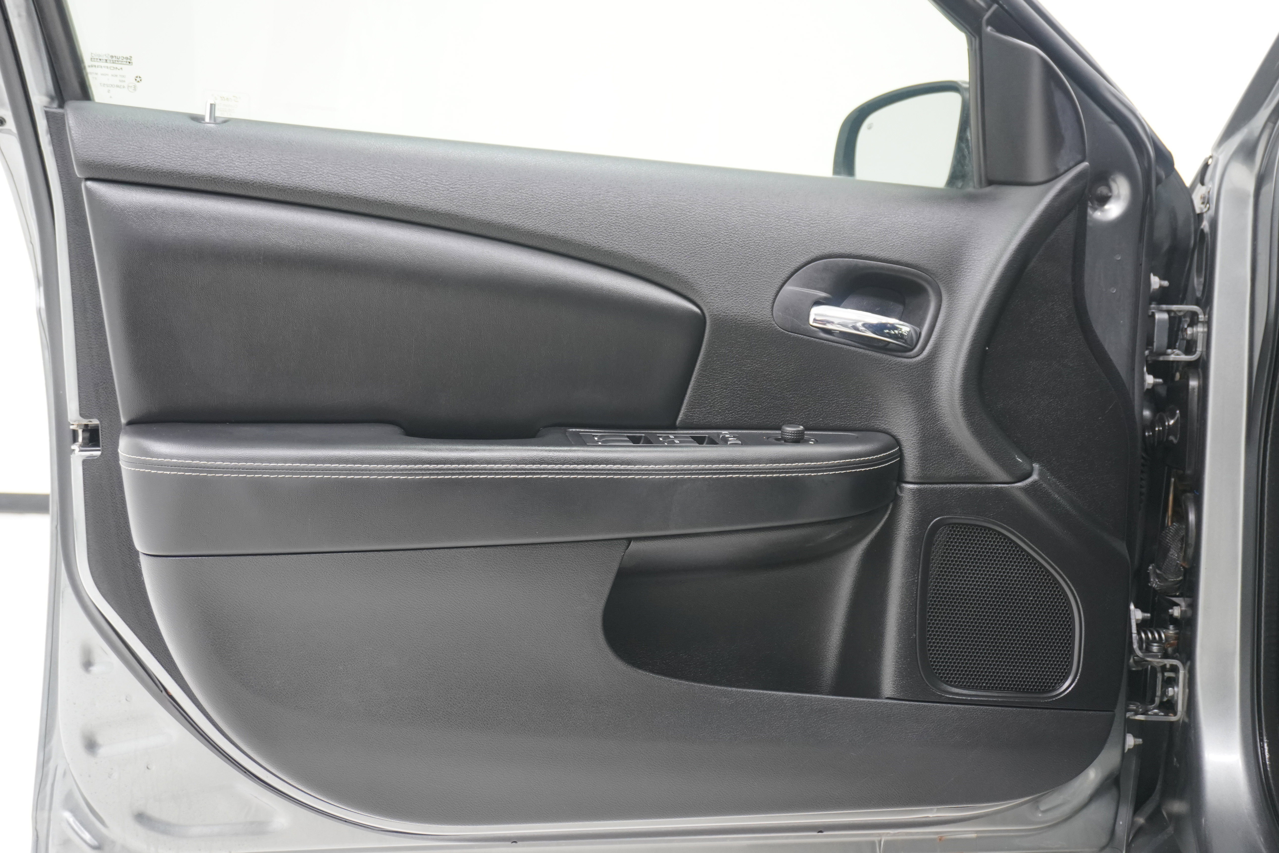 Used 2011 Chrysler 200 Limited FWD image 14