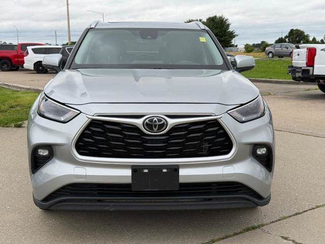 Used 2022 Toyota Highlander XLE AWD/4WD image 9