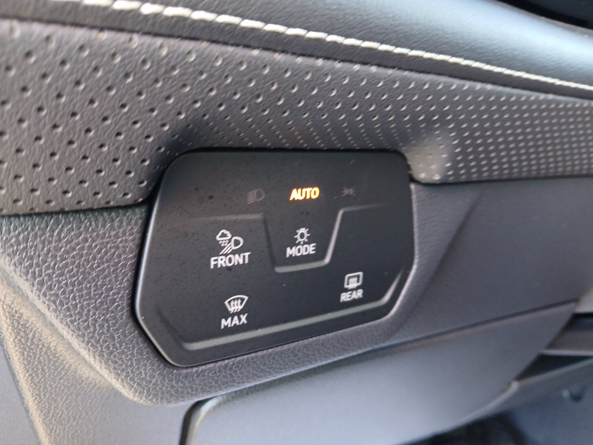 Used 2025 Volkswagen Atlas SE FWD image 37