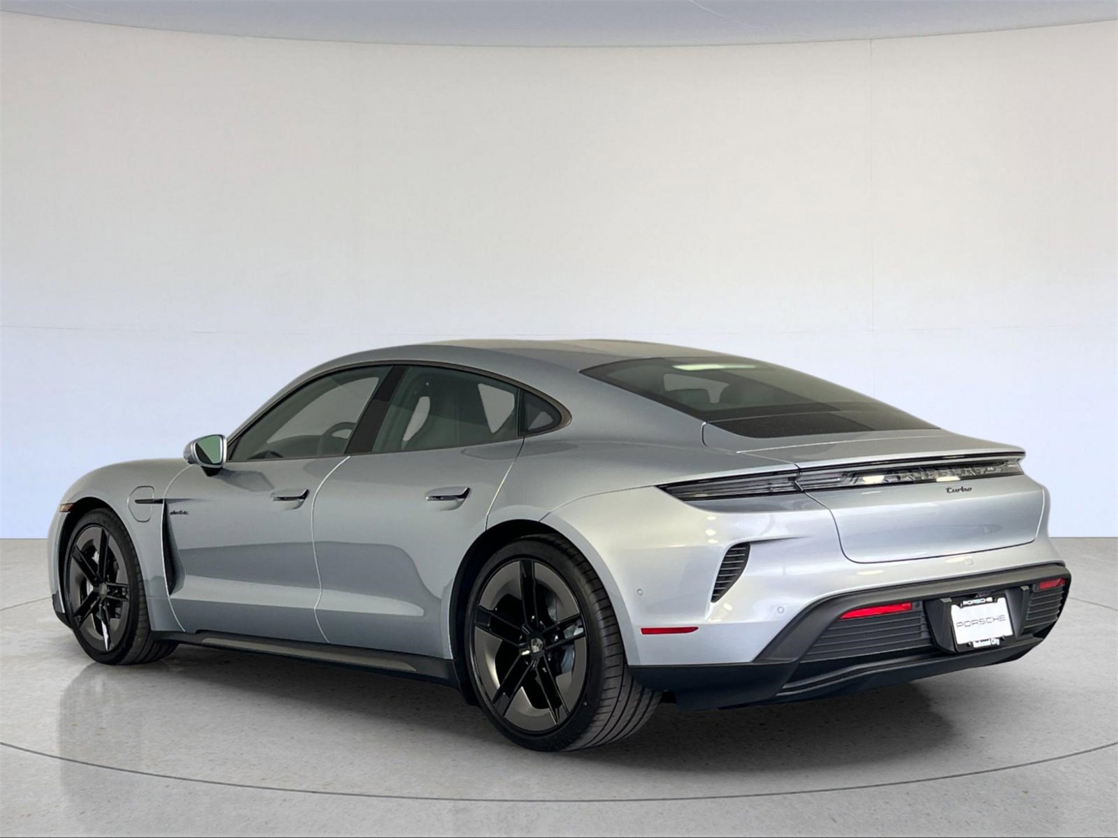 Used 2025 Porsche Taycan Turbo image 3