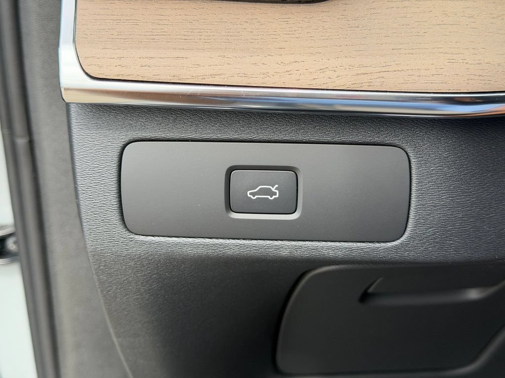 New 2026 Volvo XC90 B6 Plus w/ Protection Package Premier AWD/4WD image 32