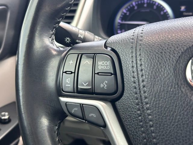Used 2019 Toyota Highlander XLE FWD image 18