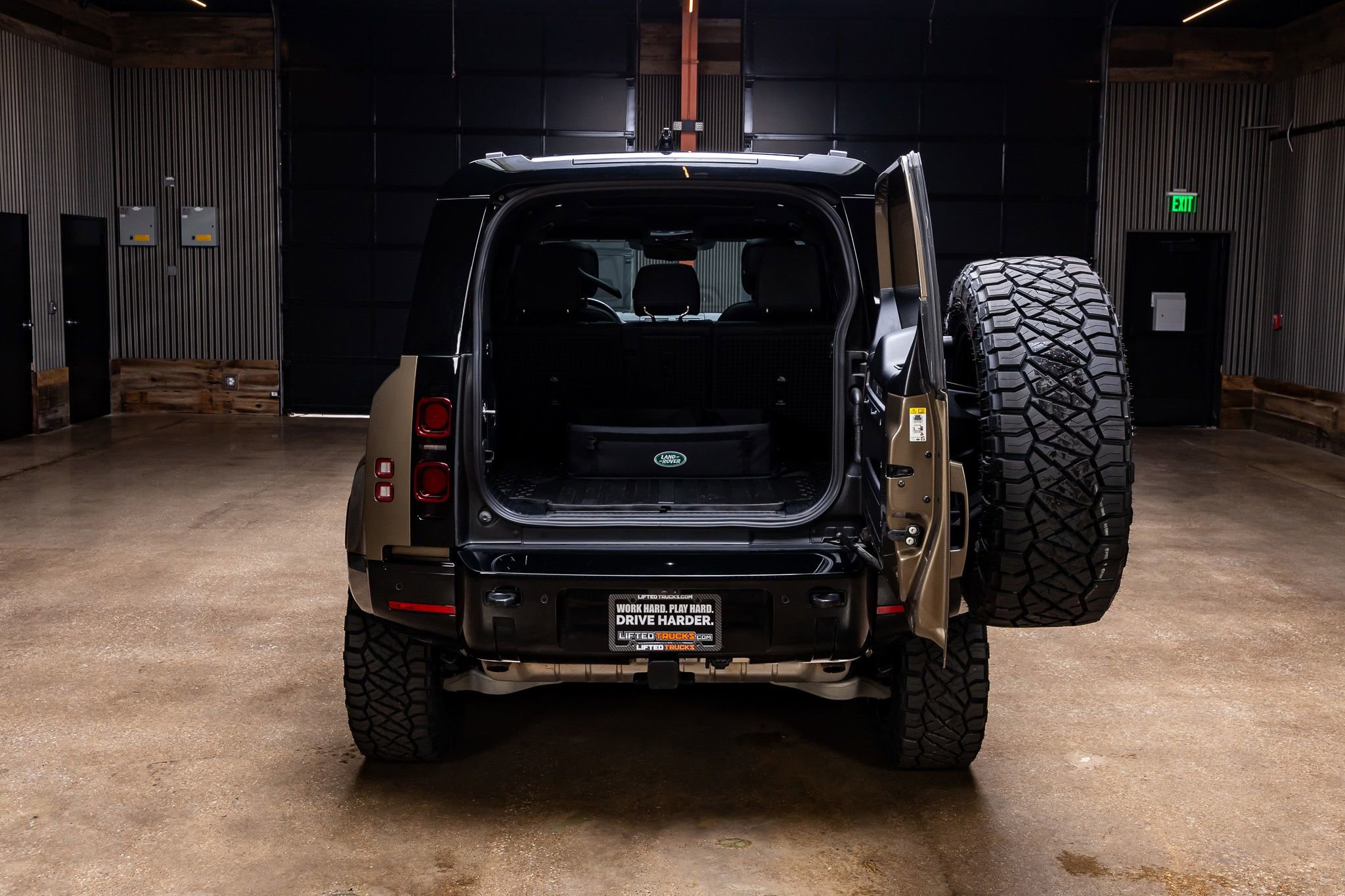 Used 2025 Land Rover Defender 110 X-Dynamic SE image 9