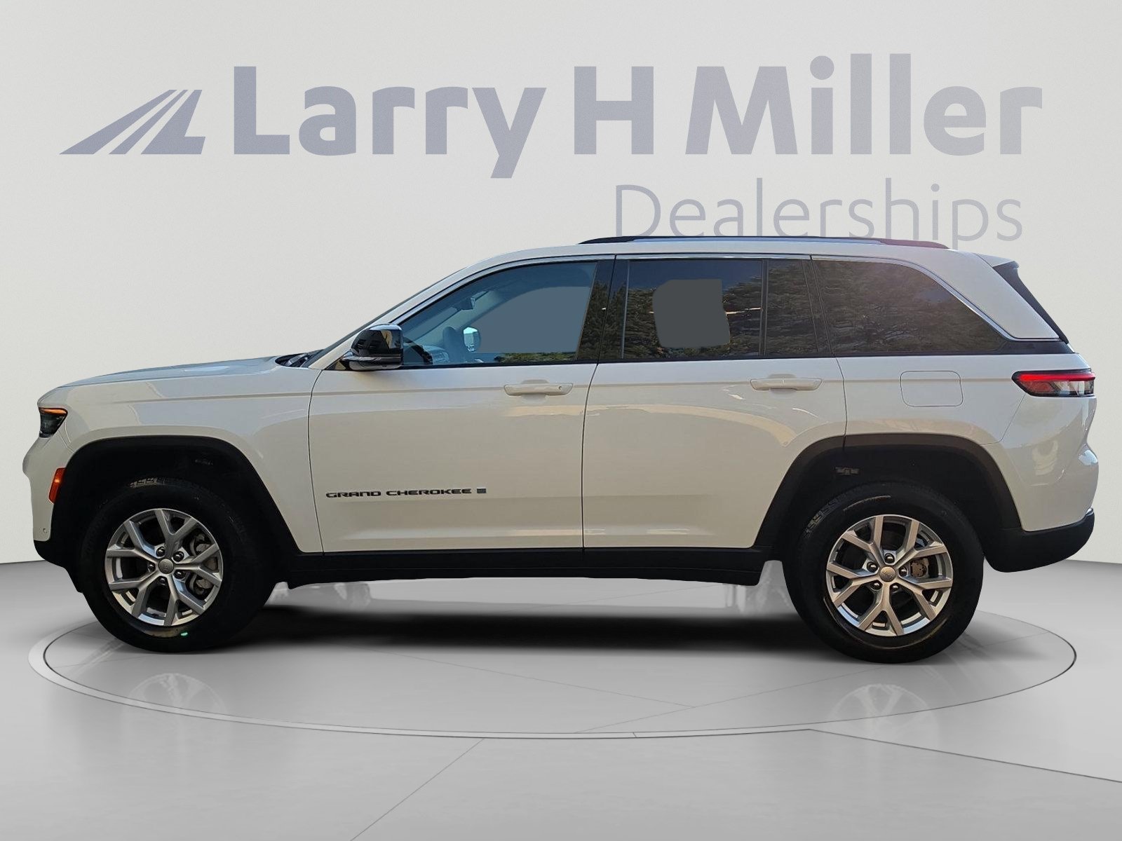 Used 2024 Jeep Grand Cherokee Limited w/ Luxury Tech Group II AWD/4WD image 2