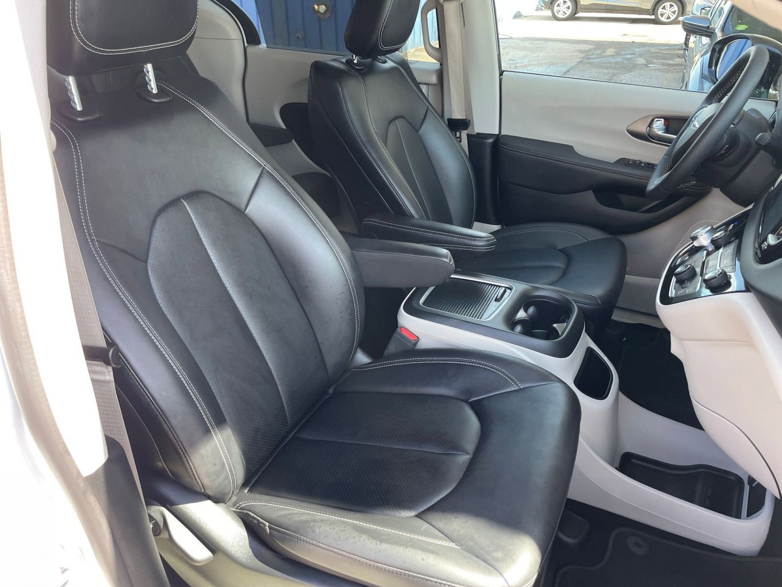 Used 2024 Chrysler Pacifica Touring-L image 35