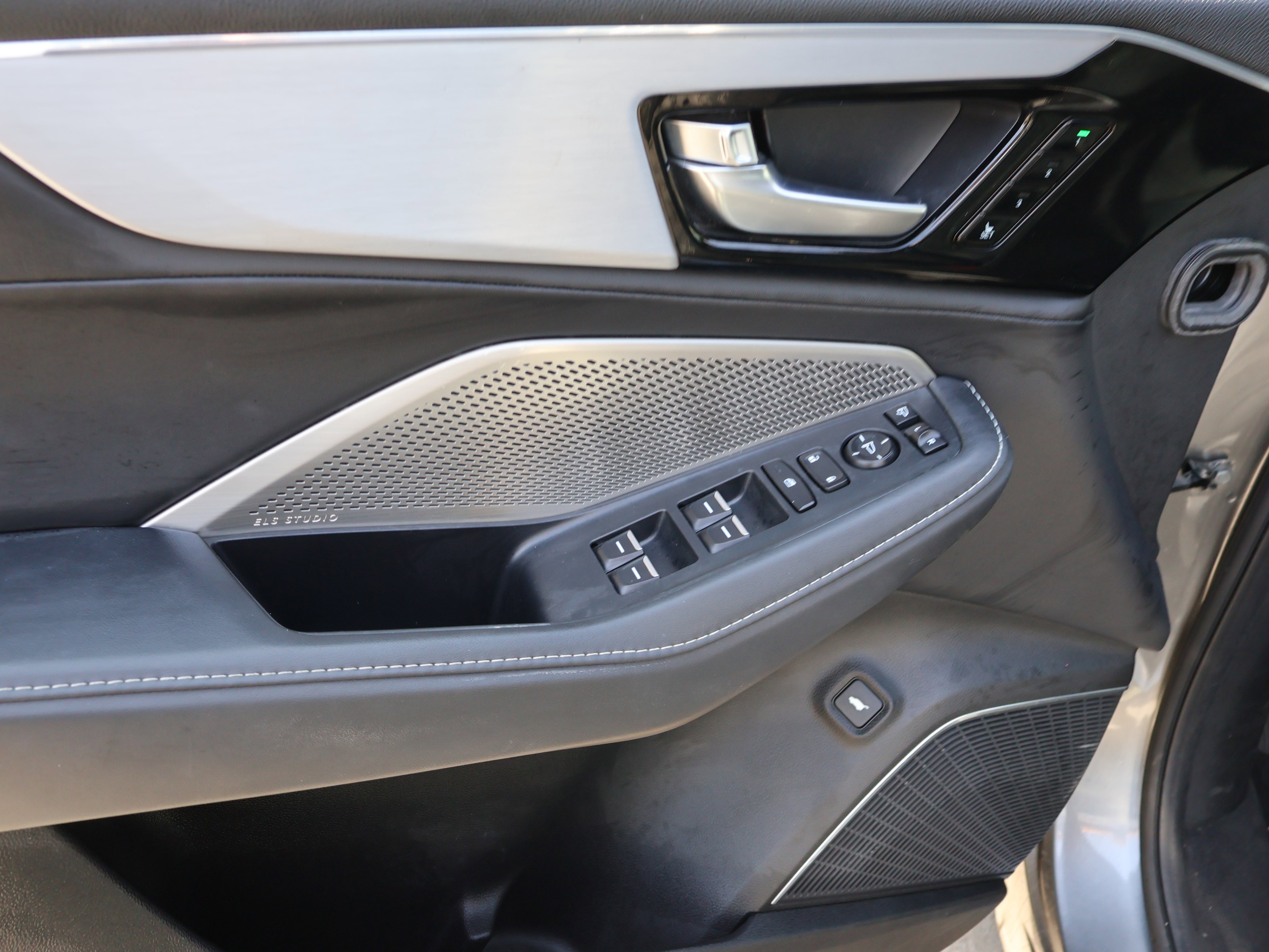 Used 2023 Acura MDX SH-AWD w/ Technology Package image 24