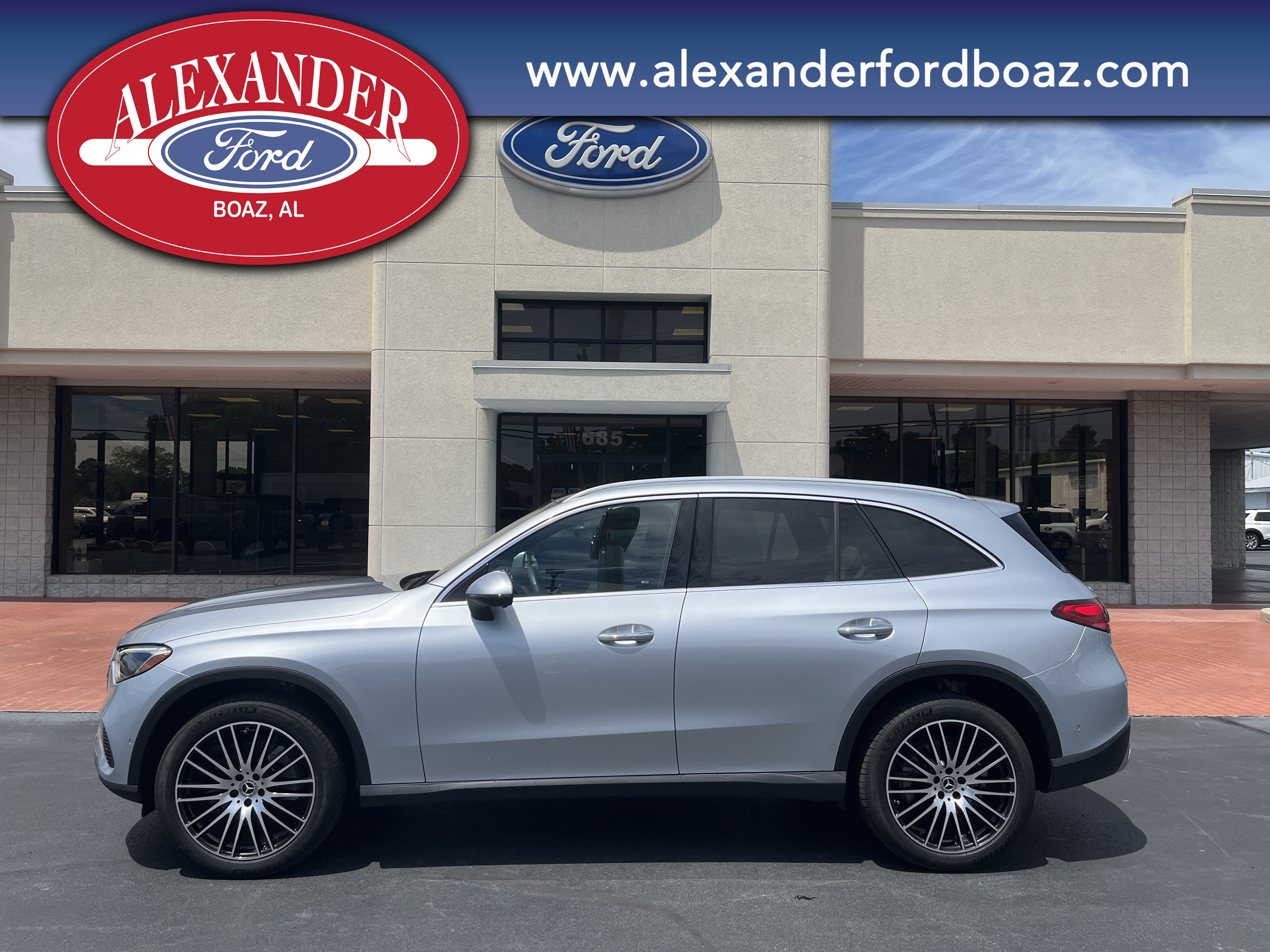 Used 2025 Mercedes-Benz GLC 300 4MATIC image 5
