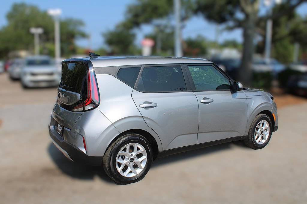 Certified 2025 Kia Soul LX w/ LX Technology Package FWD image 6