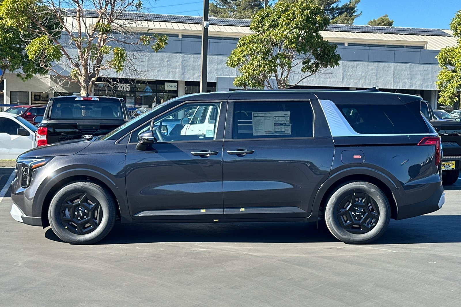 New 2027 Kia Carnival FWD image 7