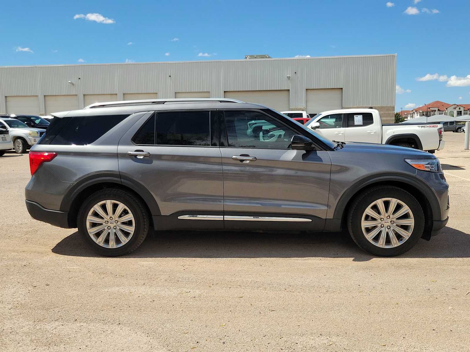 Used 2022 Ford Explorer Limited w/ Equipment Group 301A RWD image 9