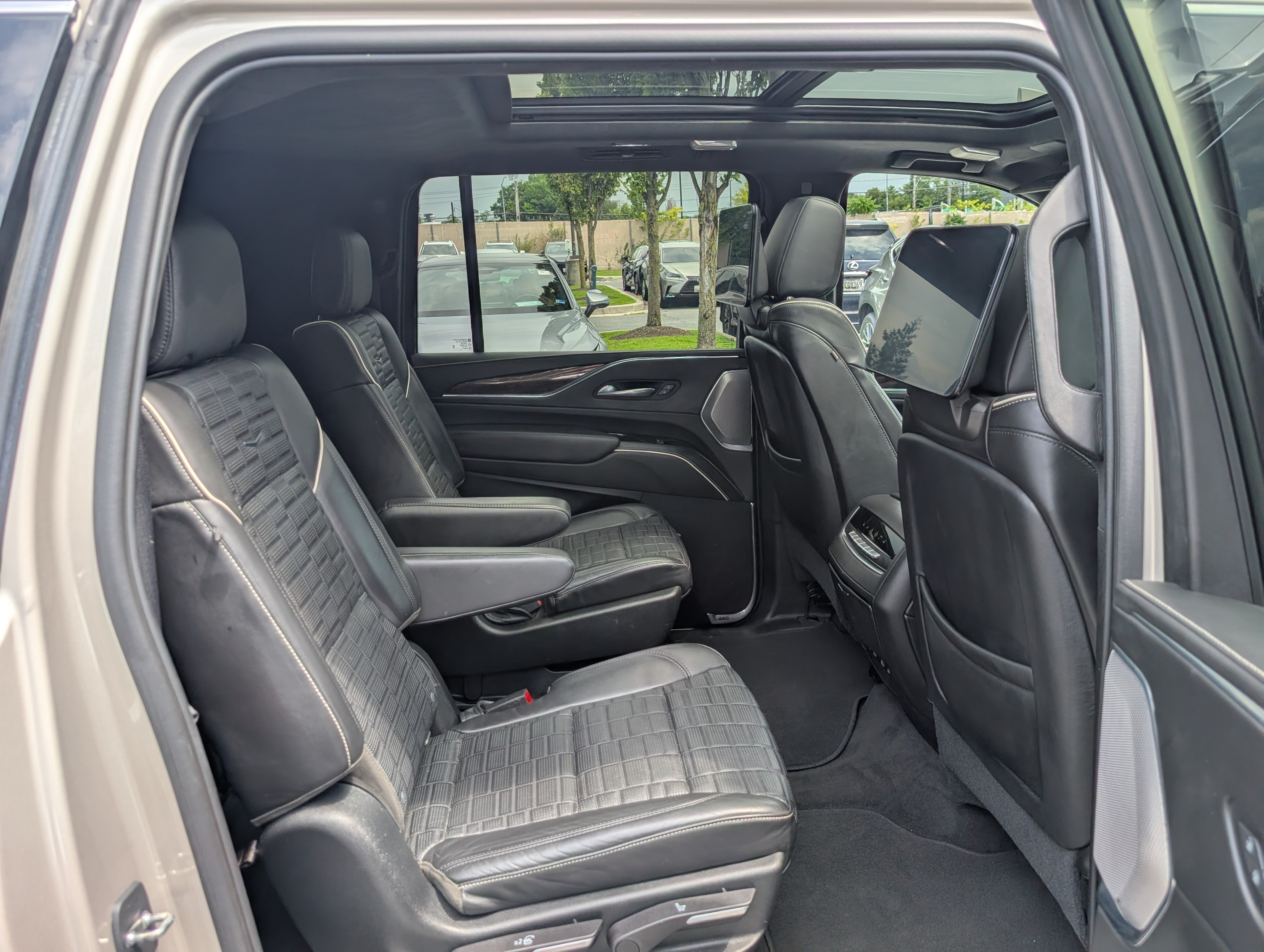 Used 2021 Cadillac Escalade ESV Premium Luxury Platinum AWD/4WD image 12