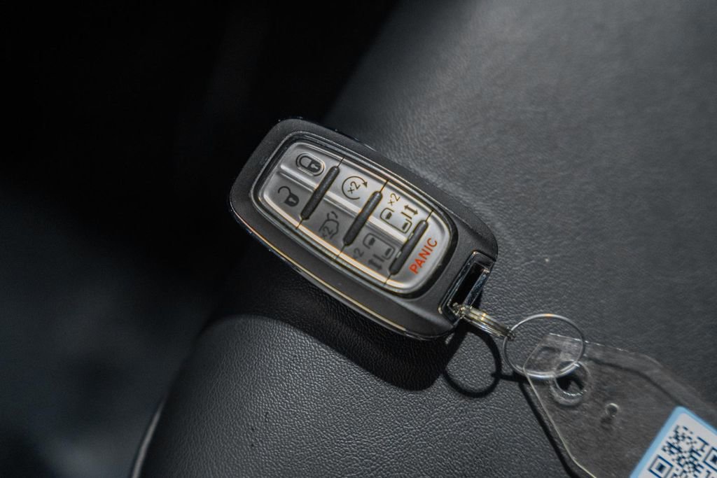Used 2025 Chrysler Pacifica Select image 46