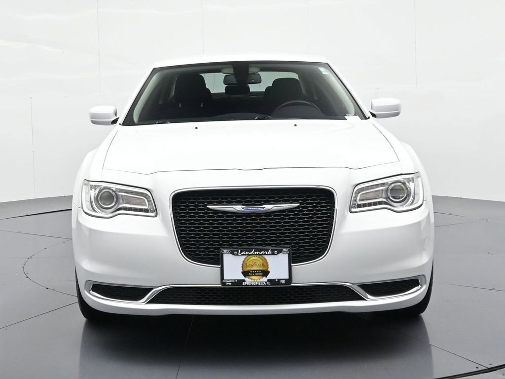 Used 2022 Chrysler 300 Touring AWD/4WD image 3