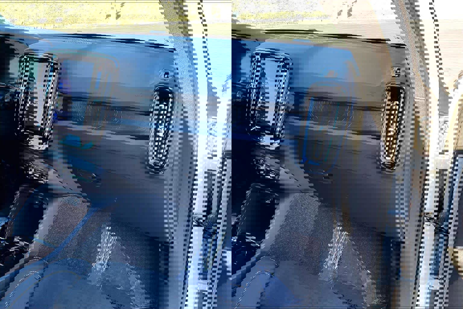 Used 2023 Volvo XC40 Recharge Ultimate w/ Protection Package Premier image 19