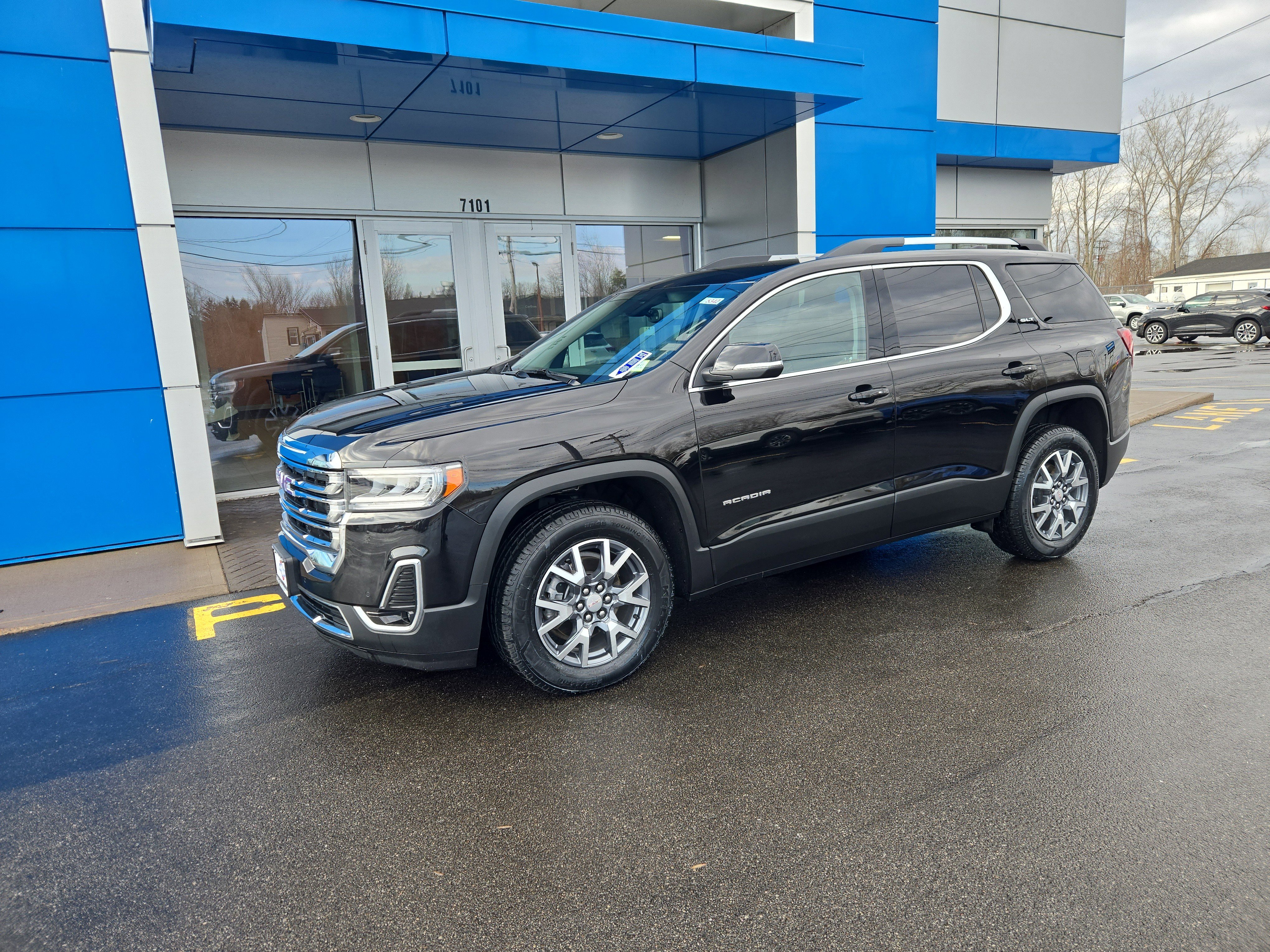 Used 2023 GMC Acadia SLT w/ Preferred Package image 2