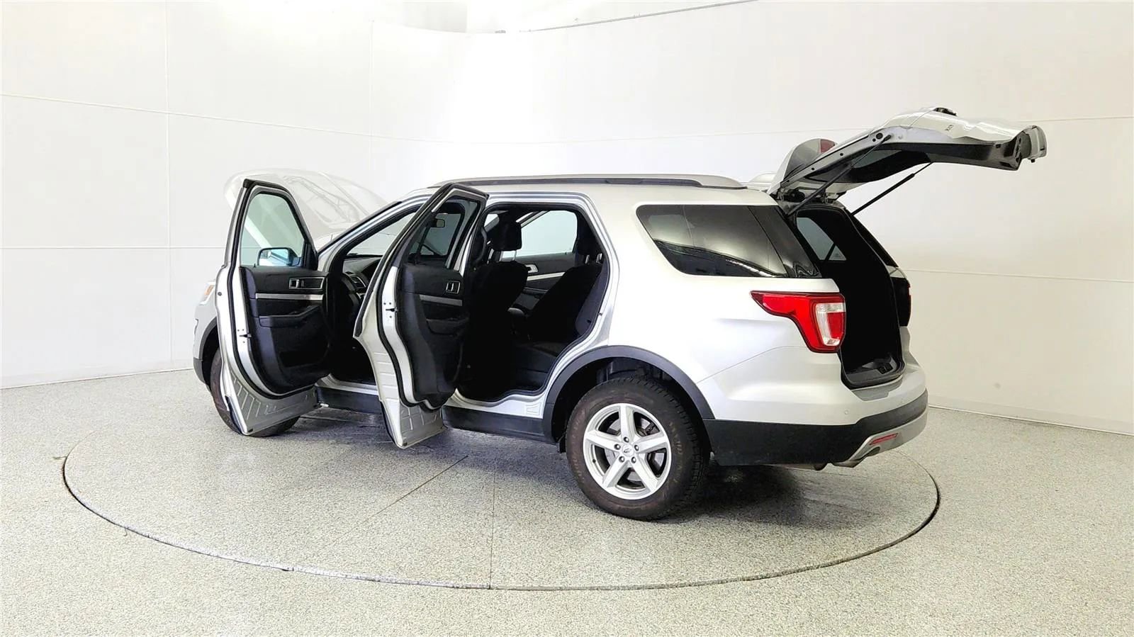 Used 2017 Ford Explorer XLT w/ Class II Trailer Tow Package image 11