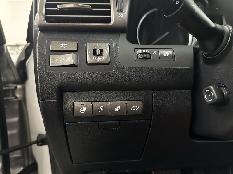 Used 2011 Lexus LX 570 4WD w/ Luxury Pkg image 26