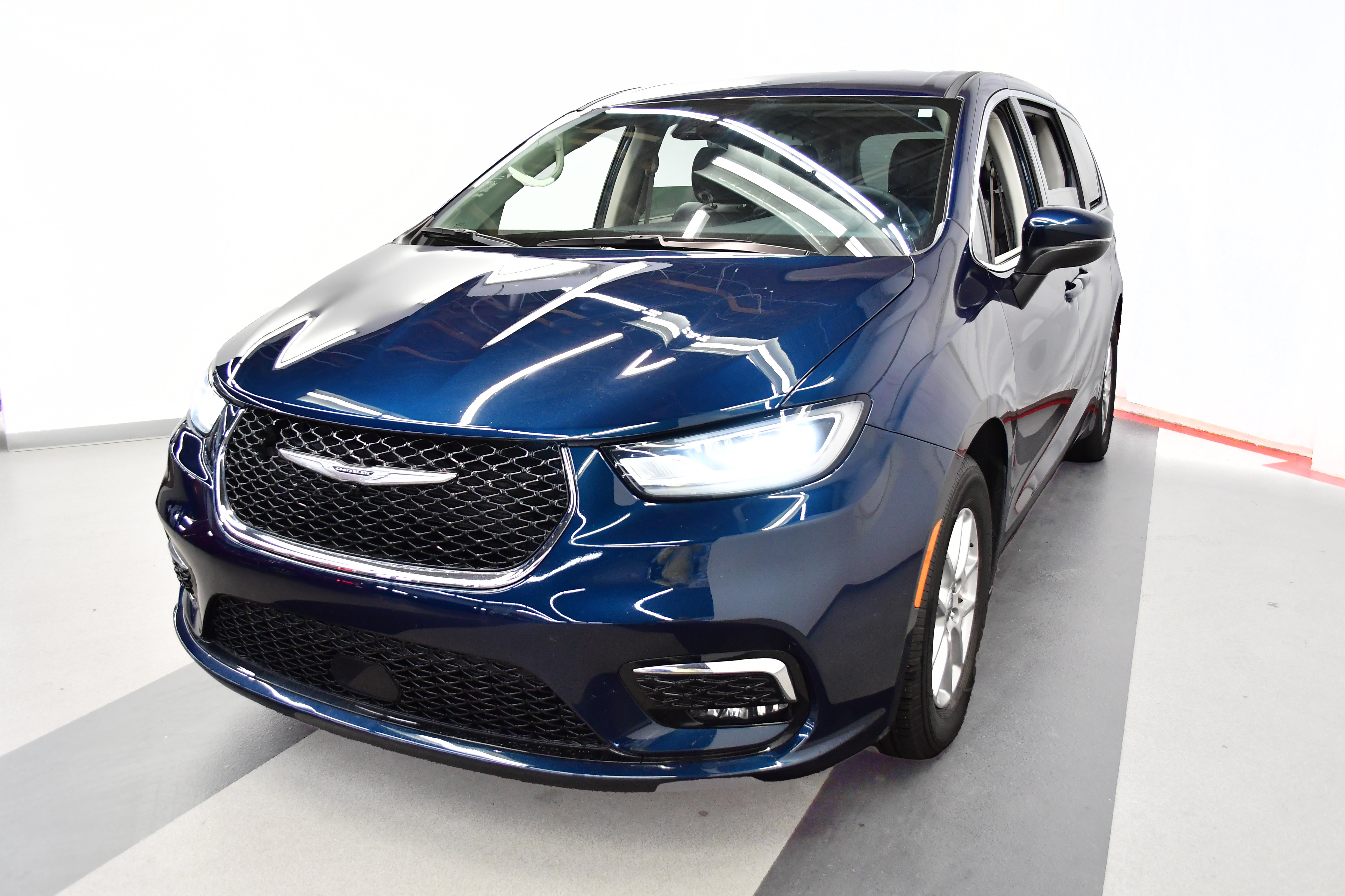 Used 2023 Chrysler Pacifica Touring-L w/ Uconnect Theater Family Group FWD image 4