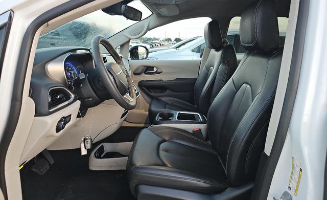 Used 2024 Chrysler Pacifica Touring-L image 7