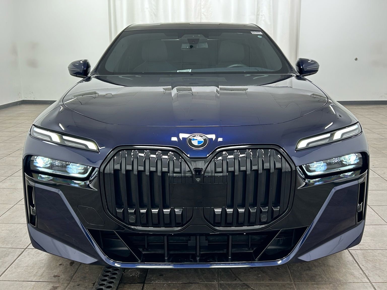 Used 2023 BMW 760i xDrive AWD/4WD image 7