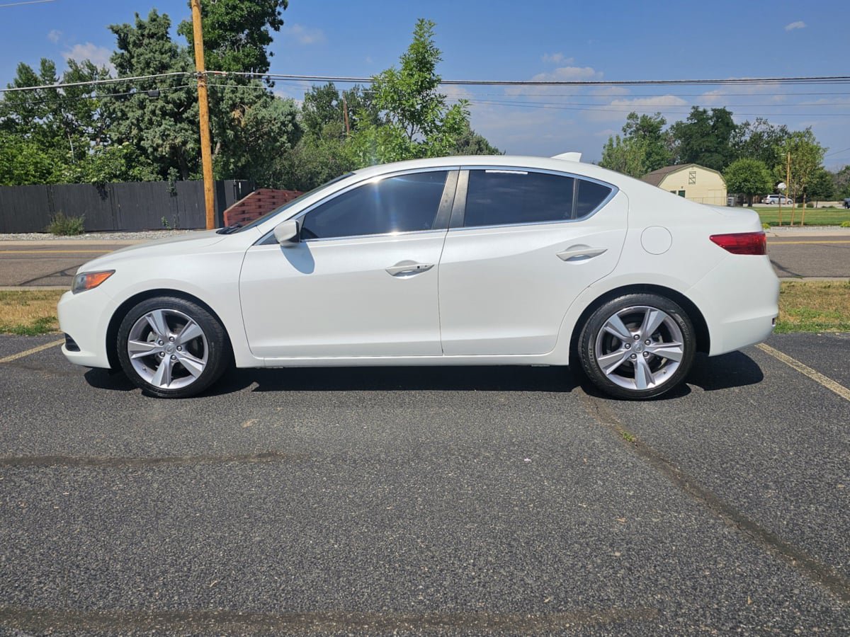 Used 2013 Acura ILX w/ Technology Package FWD image 2