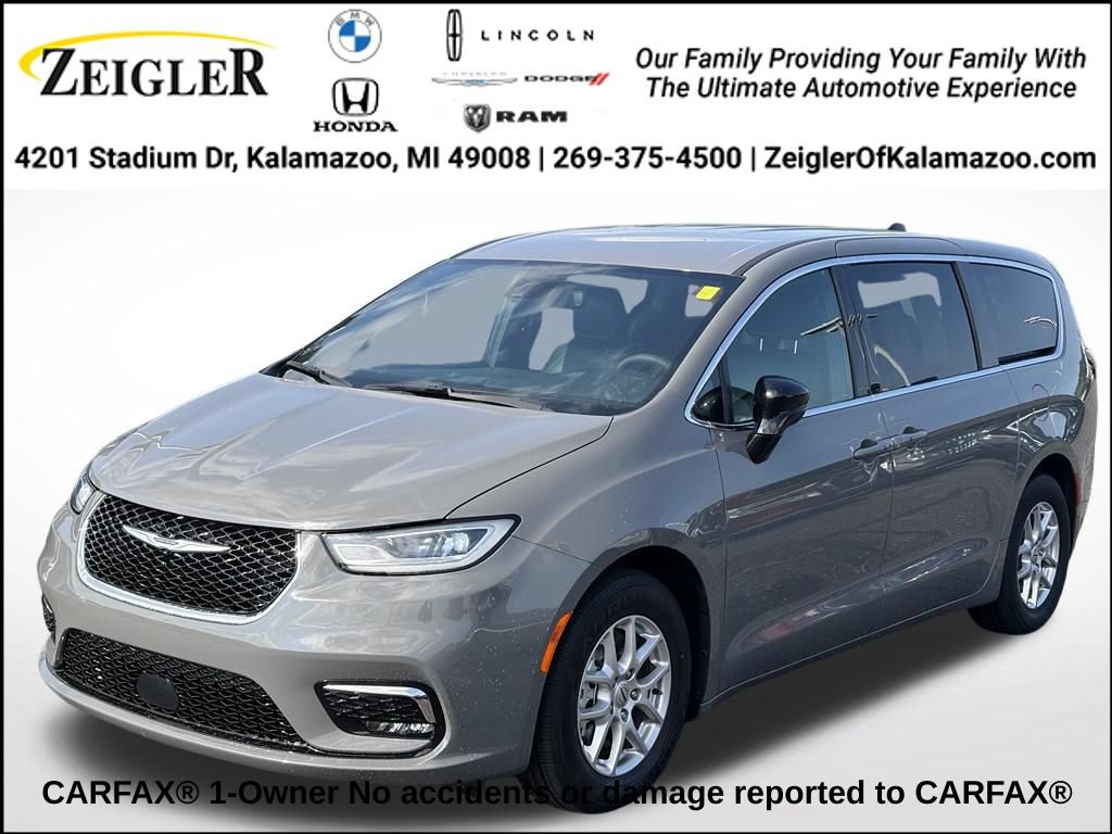 Used 2025 Chrysler Pacifica Select