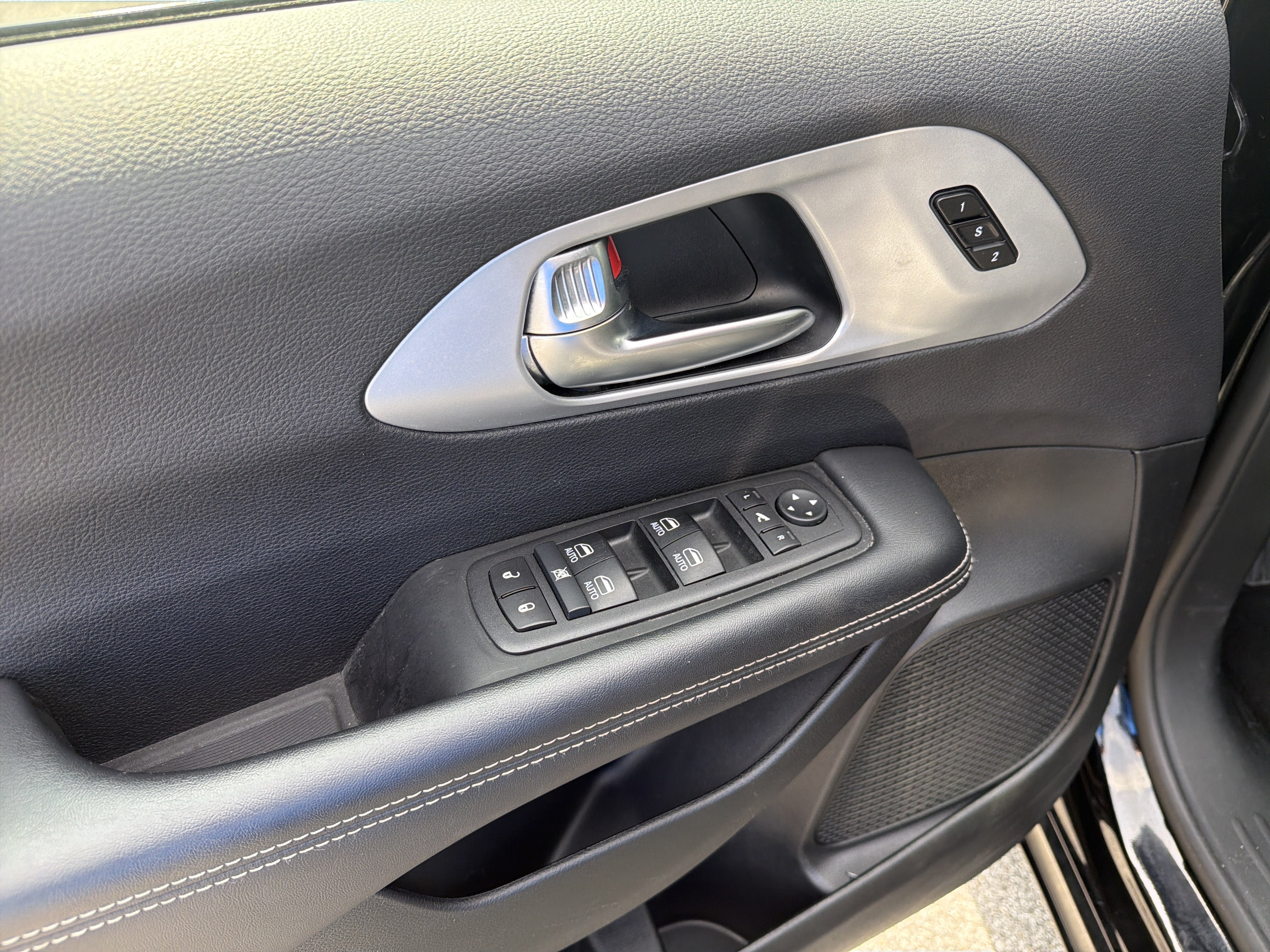 Used 2025 Chrysler Pacifica Limited FWD image 13