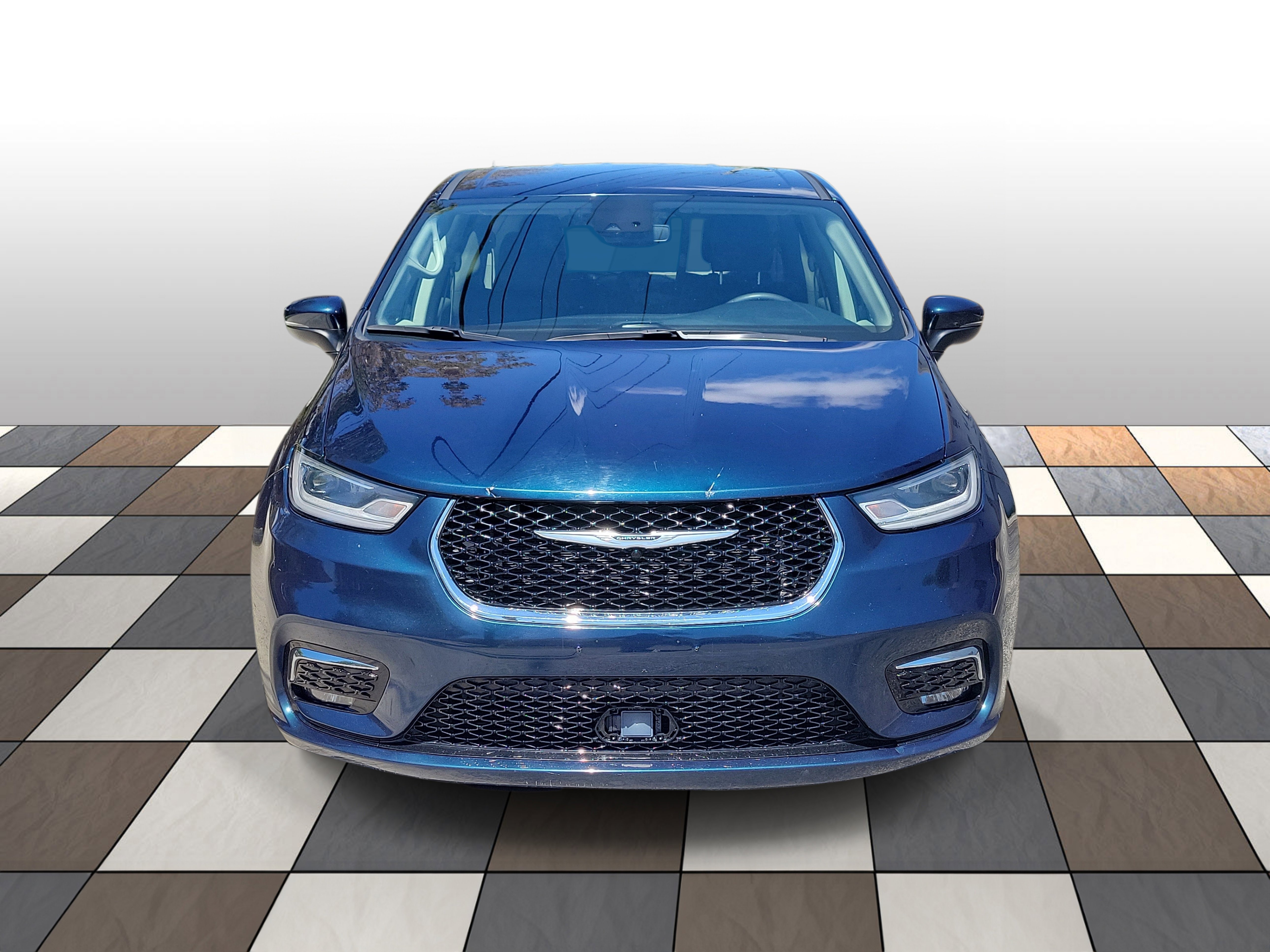 Used 2023 Chrysler Pacifica Touring-L image 2