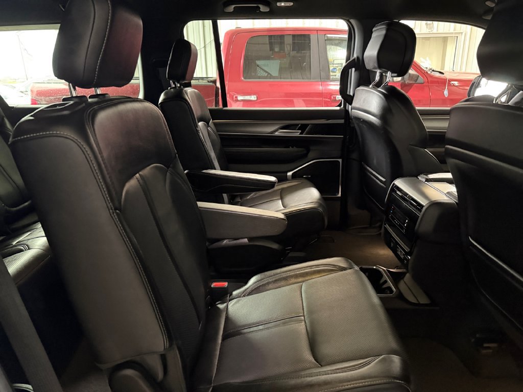 Used 2025 Jeep Wagoneer L Series II AWD/4WD image 28