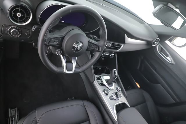 Used 2024 Alfa Romeo Giulia Ti AWD/4WD image 17