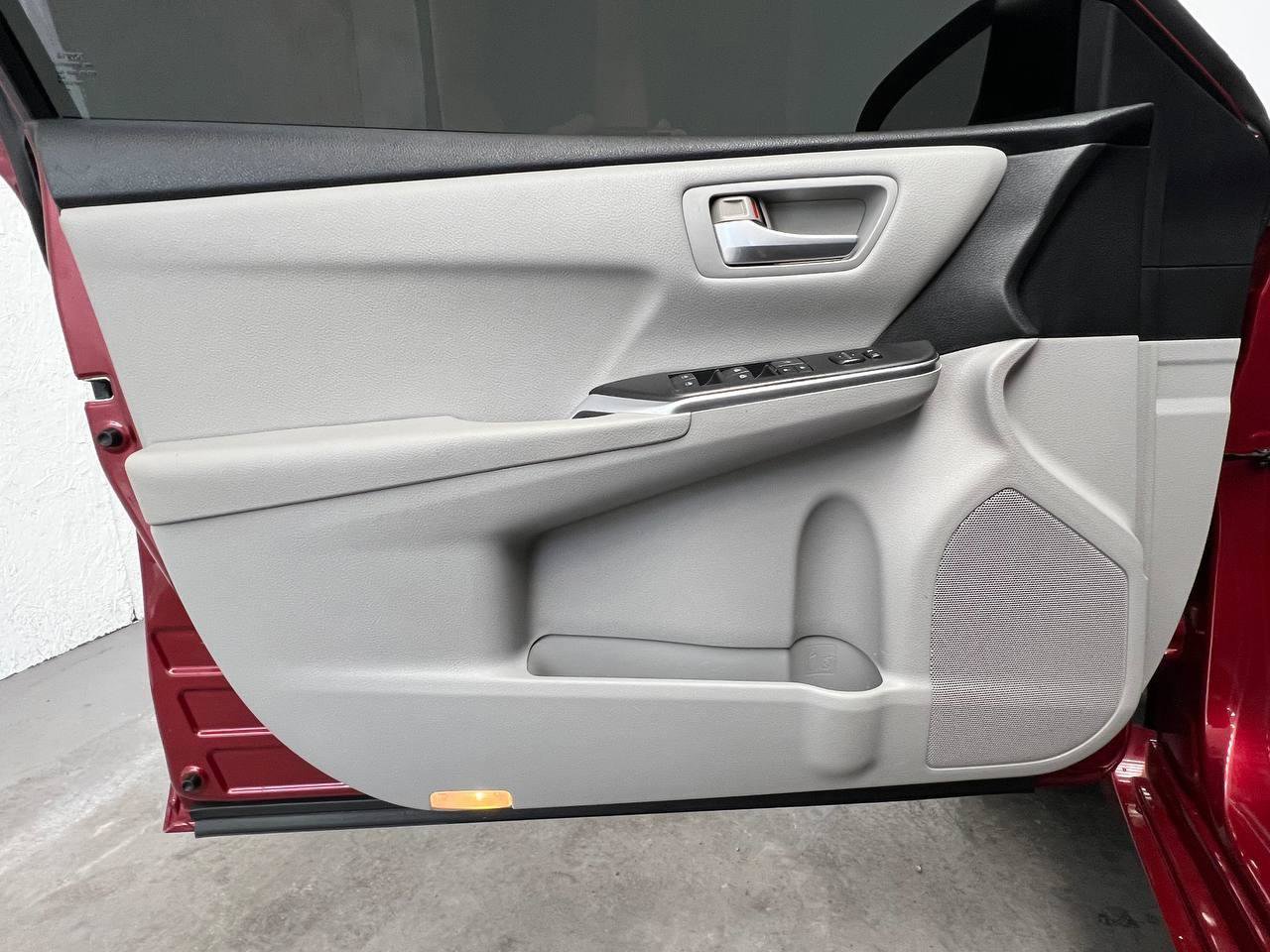 Used 2015 Toyota Camry SE w/ Moonroof Package FWD image 7