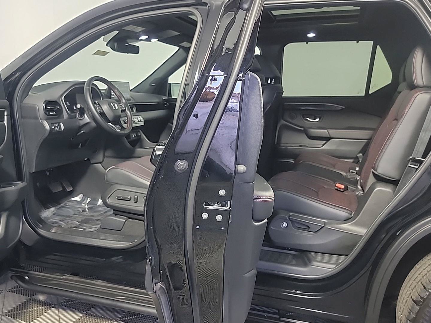 Certified 2025 Honda Pilot Black Edition image 16