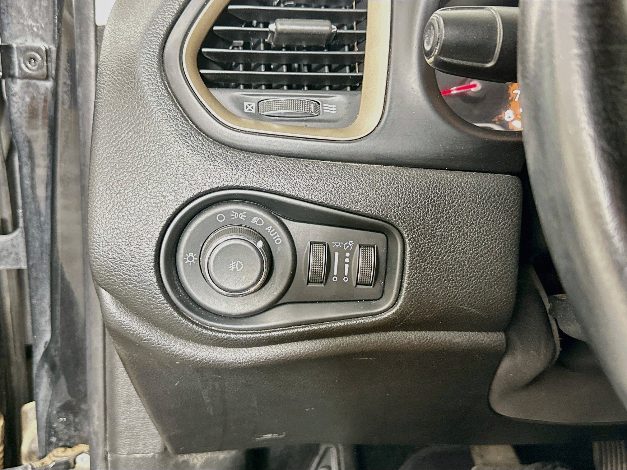 Used 2017 Jeep Renegade Latitude w/ Popular Equipment Group FWD image 16