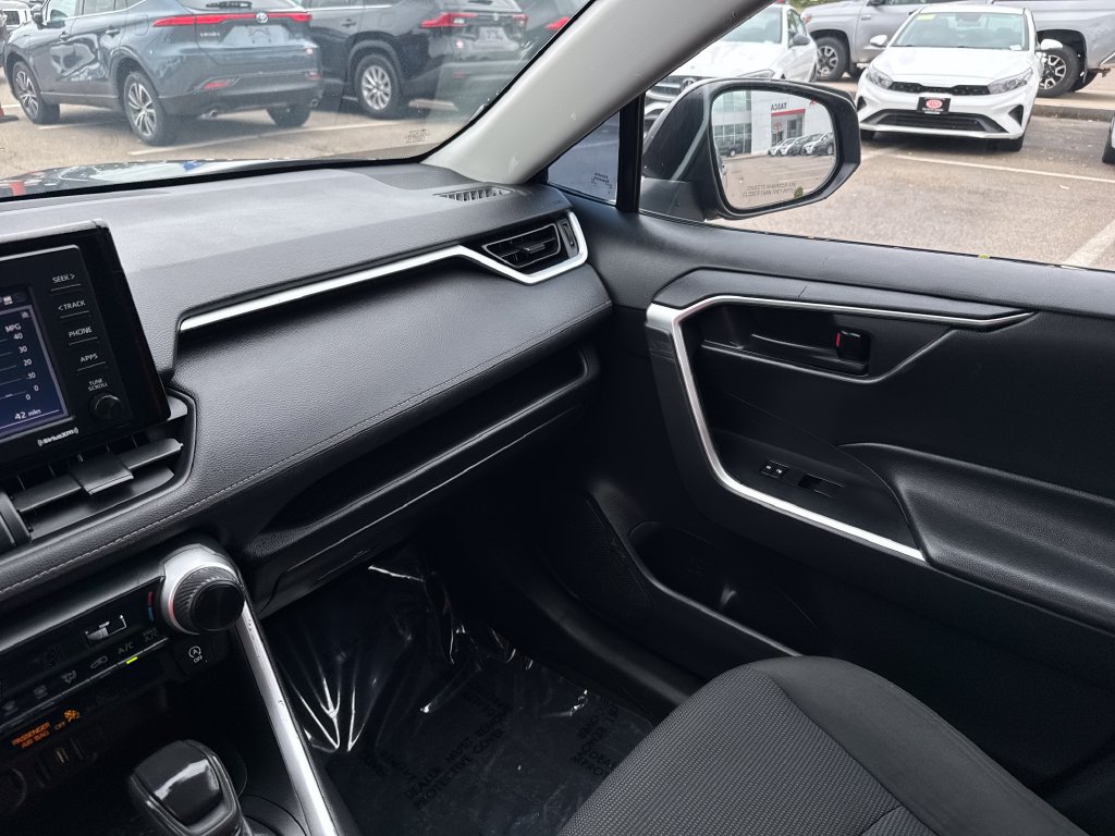 Used 2021 Toyota RAV4 LE AWD/4WD image 28