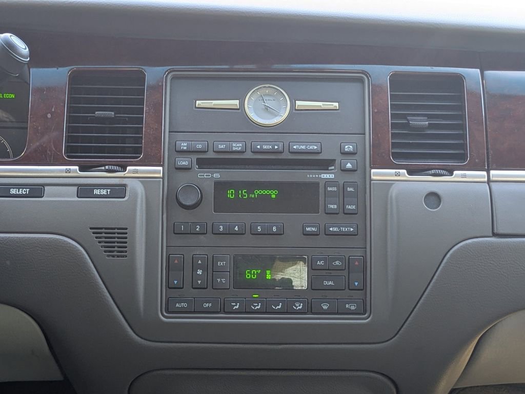 Used 2005 Lincoln Town Car Signature Limited image 17