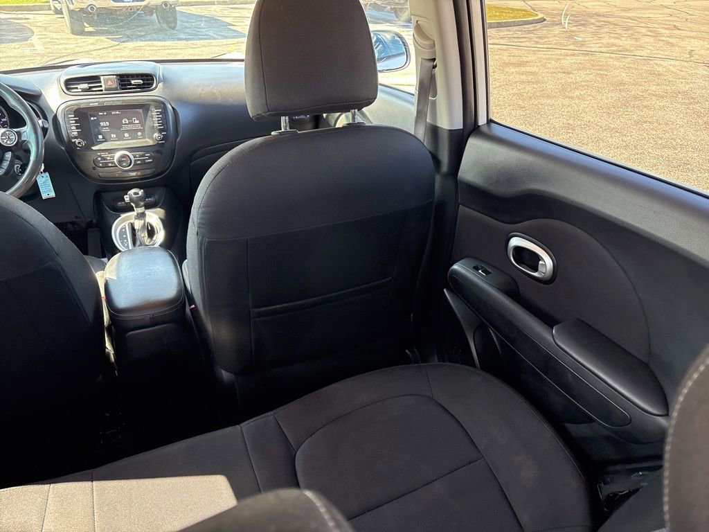 Used 2019 Kia Soul + image 11