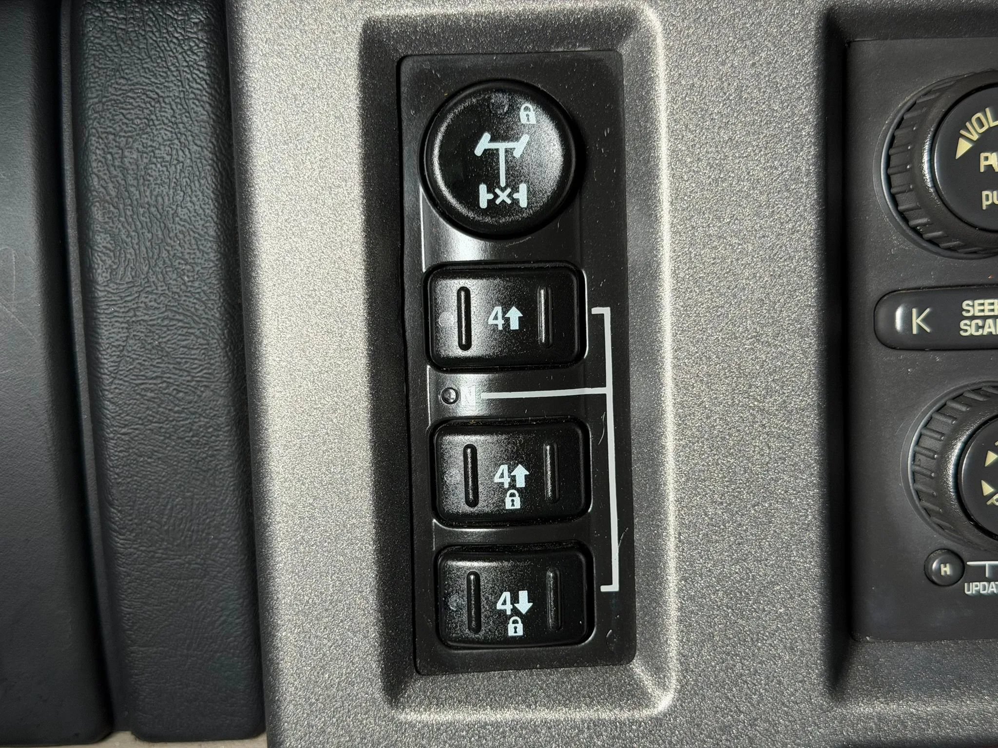 Used 2004 HUMMER H2 w/ Preferred Equipment Group AWD/4WD image 30