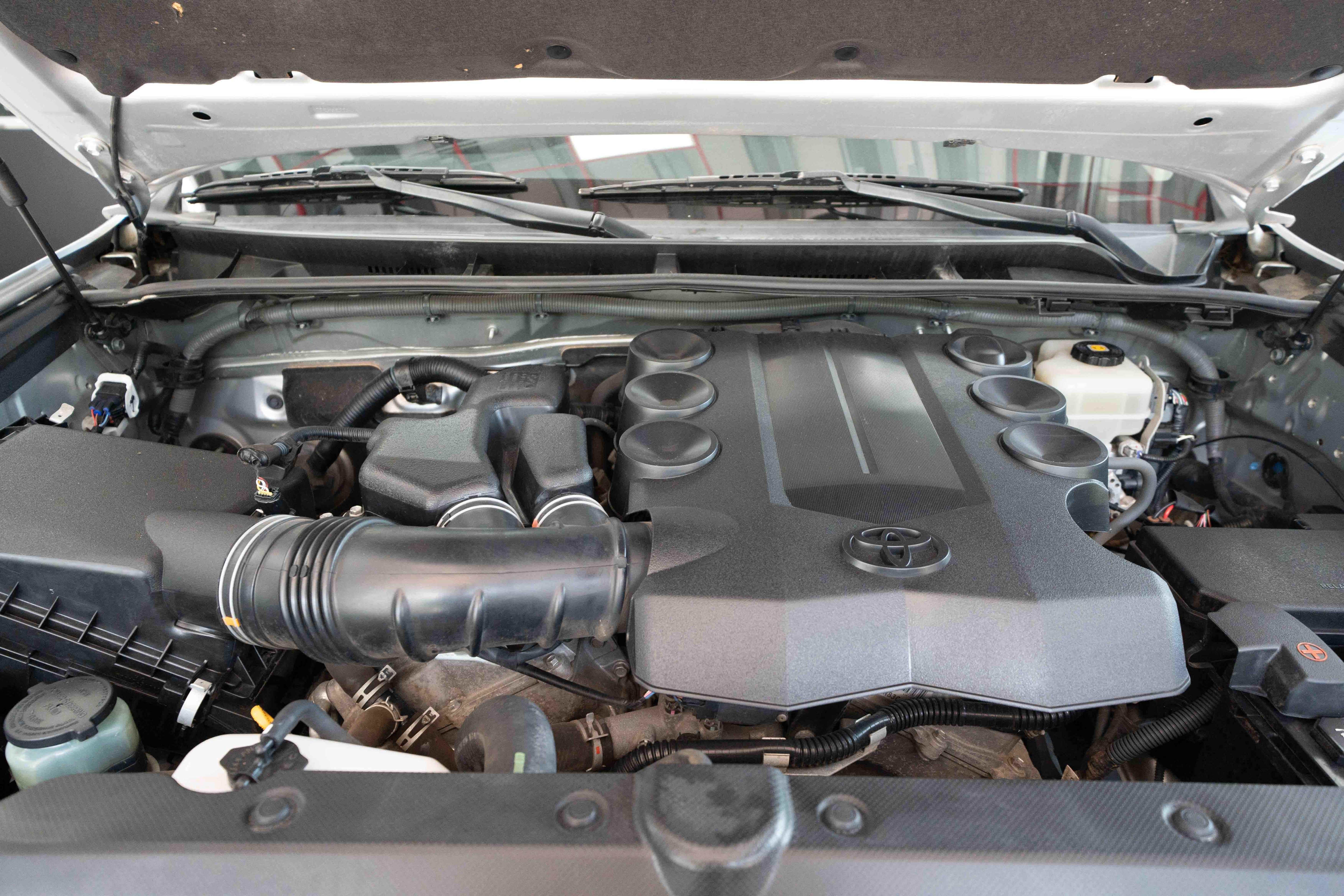 Used 2018 Toyota 4Runner SR5 AWD/4WD image 31