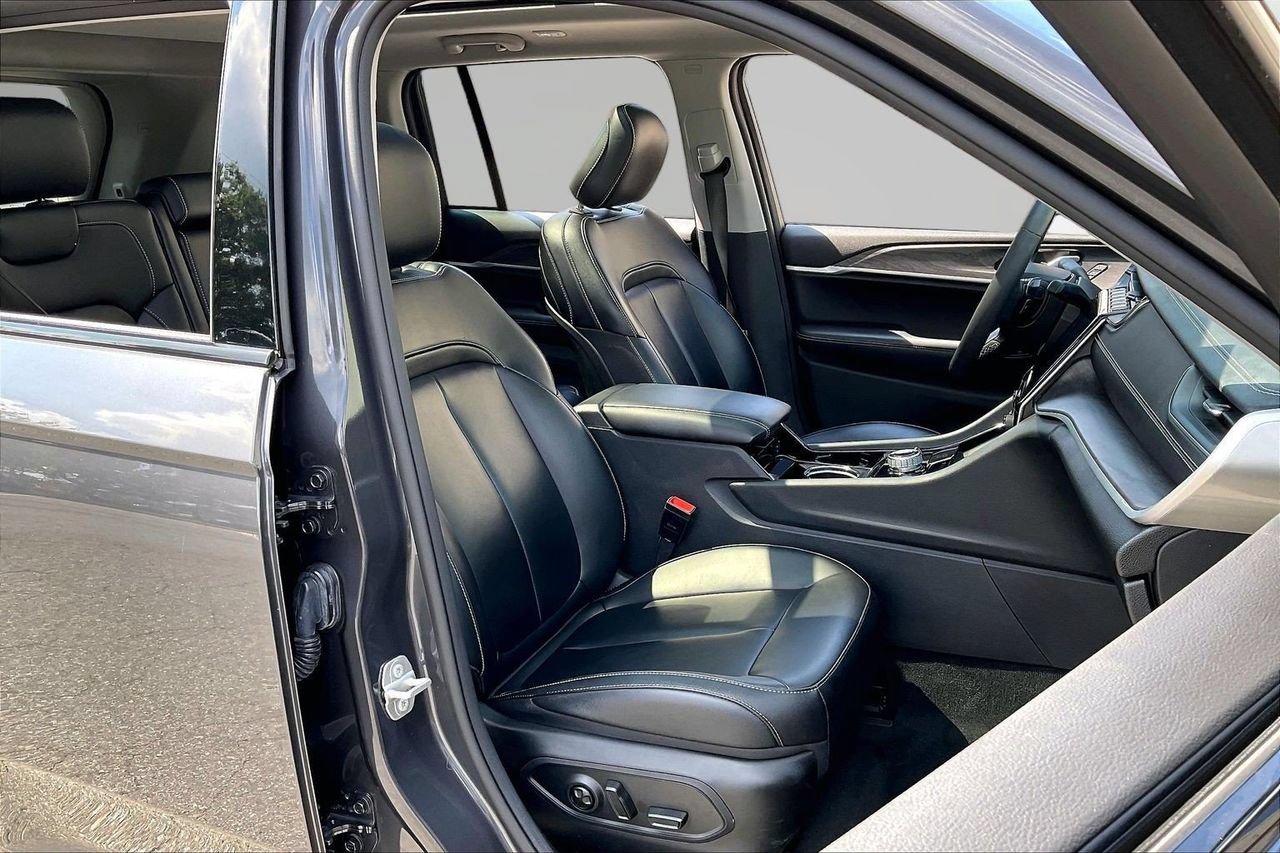 Certified 2023 Jeep Grand Cherokee Limited w/ Black Appearance Package AWD/4WD image 24