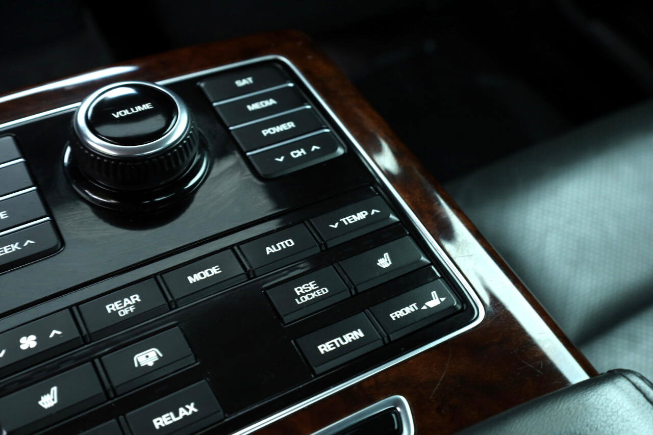 Used 2016 Hyundai Equus Signature image 17