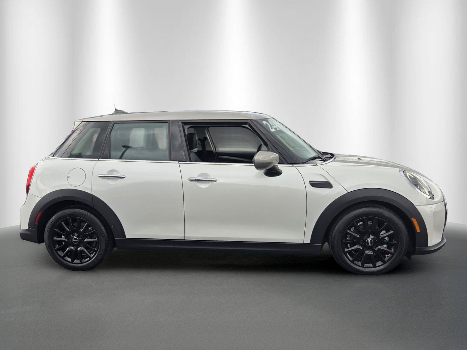 Used 2024 MINI Cooper 4-Door Hardtop FWD image 8