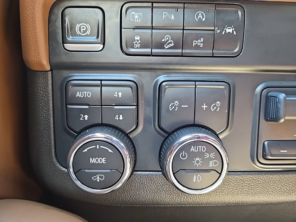 Used 2025 Chevrolet Suburban High Country AWD/4WD image 23