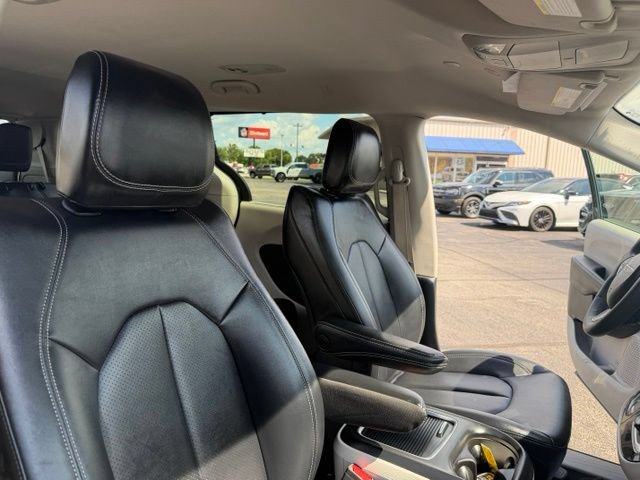 Used 2024 Chrysler Pacifica Touring-L FWD image 32