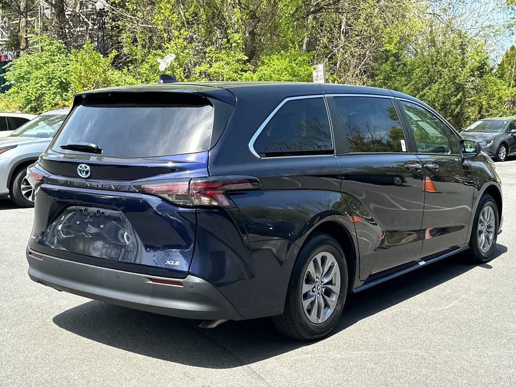 Used 2025 Toyota Sienna XLE image 4