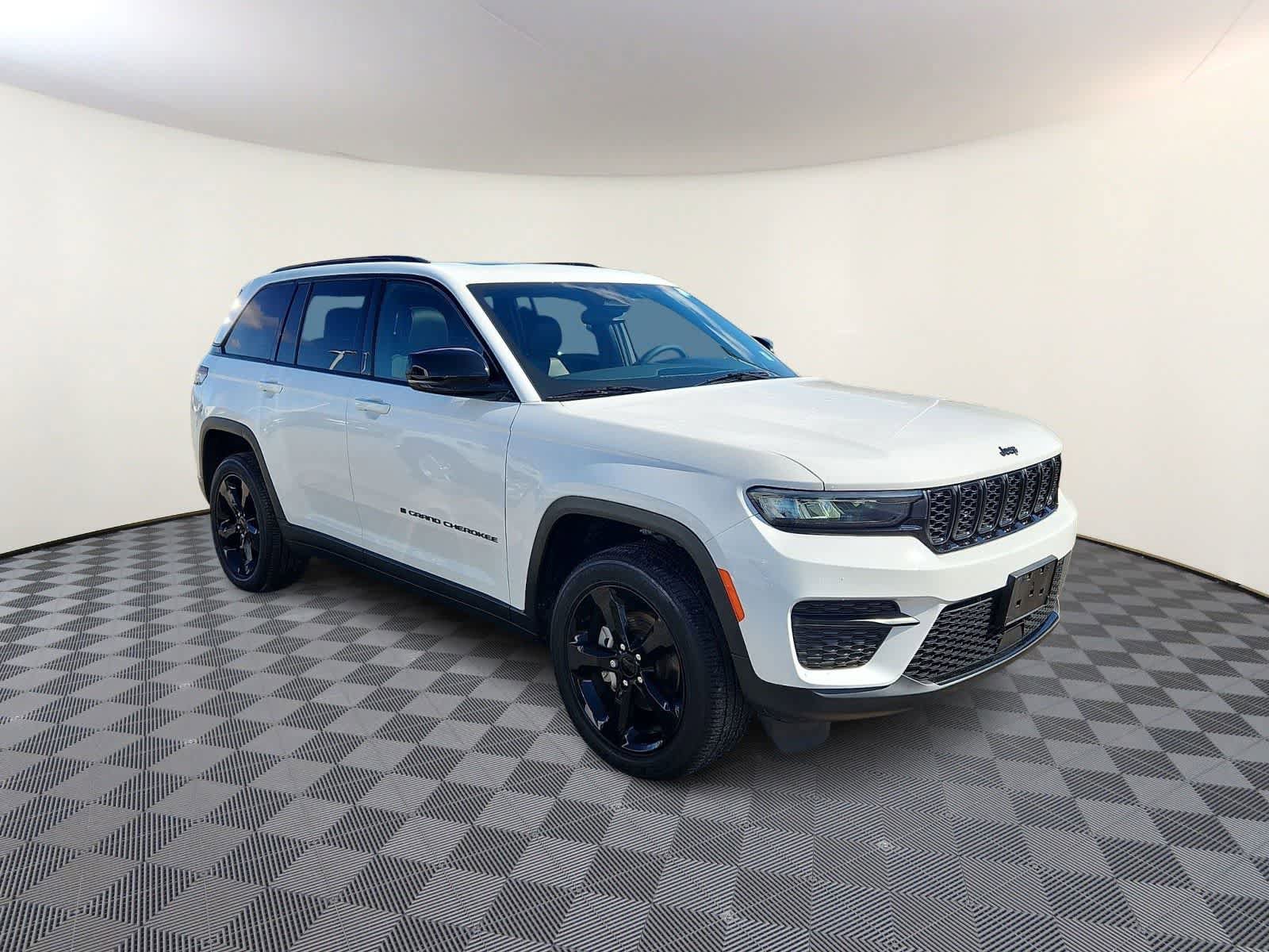Used 2023 Jeep Grand Cherokee Altitude image 4