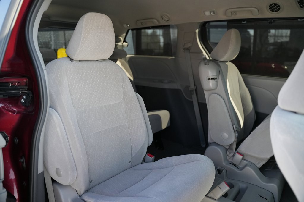 Used 2018 Toyota Sienna LE image 34